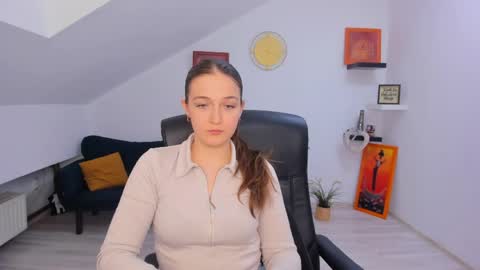 annewilsonn online show from April 30, 12:21 pm