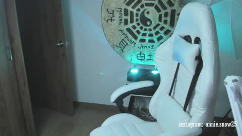 Snapshot of annie_snow_ chatting on February 21, 5:02 am JEANNE no olvides seguirme dont forget follow me uu online show from February 21, 5:02 am