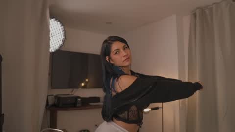 Annie FREE TRIAL IN BIO online show from February 19, 2:55 am