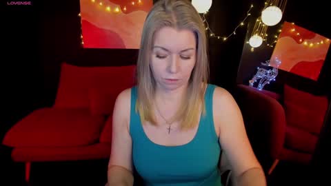Snapshot of annielight chatting on December 28, 5:44 am Annie online show from December 28, 5:44 am