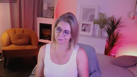 Snapshot of annielight chatting on October 15, 1:46 pm Annie online show from October 15, 1:46 pm