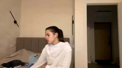 Snapshot of annisguion chatting on October 17, 5:05 pm Leila Bruno online show from October 17, 5:05 pm