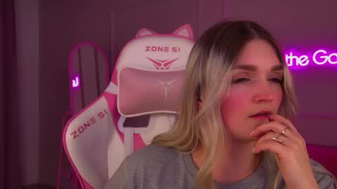 annyraii online show from November 28, 7:39 pm