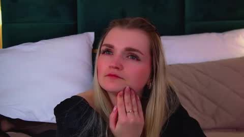 annyraii online show from January 17, 6:37 pm