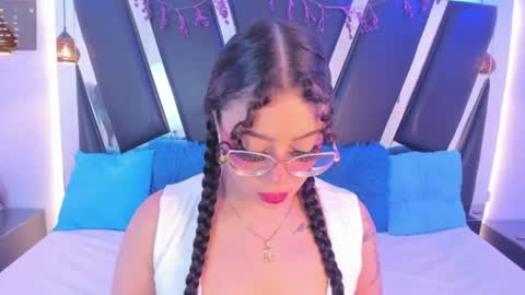 A N T O N E L L E  online show from June 23, 11:41 am