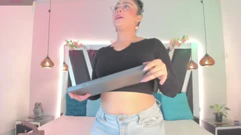 A N T O N E L L E  online show from July 25, 11:39 am