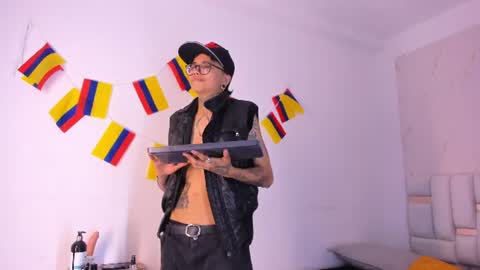 antony_d_ossa online show from June 21, 9:08 pm