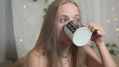 Snapshot of appr0ved chatting on January 4, 7:34 am REYNA next stream on December 3rd online show from January 4, 7:34 am