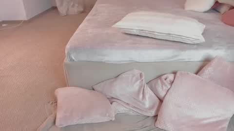 Laura online show from November 19, 7:03 pm