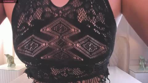 Snapshot of aria_greco chatting on December 29, 3:11 am Aria online show from December 29, 3:11 am