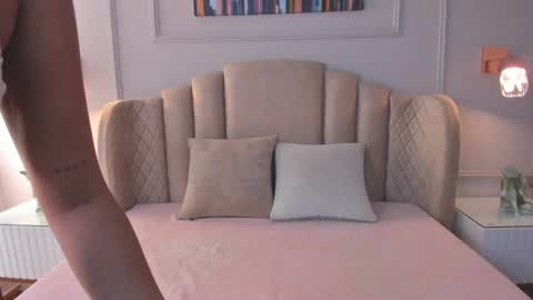 Snapshot of aria_greco chatting on February 20, 2:51 am Aria online show from February 20, 2:51 am