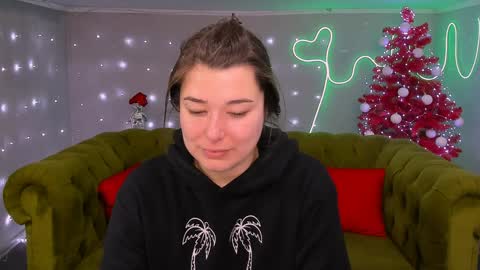 Snapshot of arigraynor chatting on December 29, 9:17 am Ari online show from December 29, 9:17 am