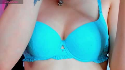 Snapshot of artemisa_leon chatting on January 21, 3:04 am artemisa_leon online show from January 21, 3:04 am