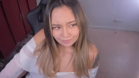 ash_smith1 online show from March 6, 5:19 pm