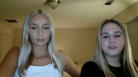 Snapshot of aspenaries chatting on December 11, 12:44 am Aspen Aries online show from December 11, 12:44 am