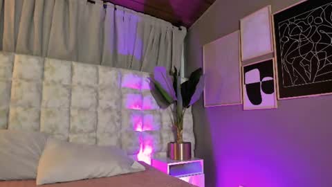 astrid_velle online show from June 18, 5:20 am