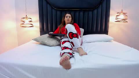Aura Evans online show from October 20, 1:36 pm