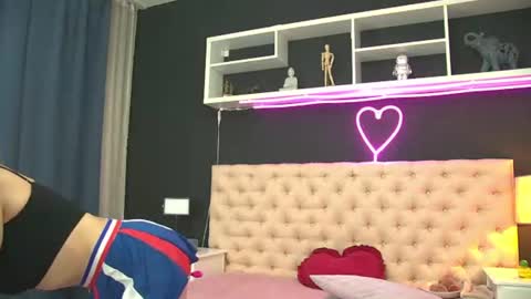 auramilff online show from July 27, 8:39 pm