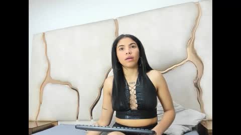 aurorahoney32 online show from April 28, 8:35 pm