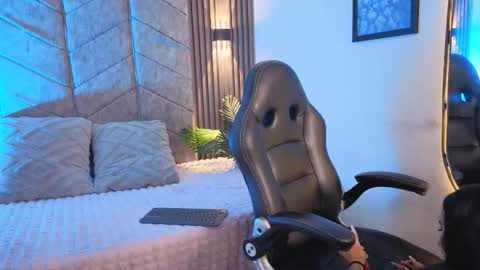 aurora online show from November 4, 7:30 pm