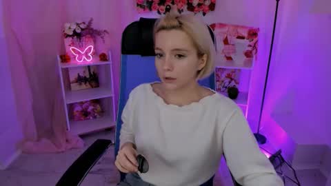 aurorawrenfield online show from November 4, 7:24 am