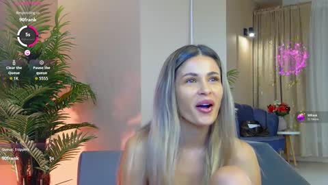 AVRILL CYRUX online show from October 6, 7:03 am