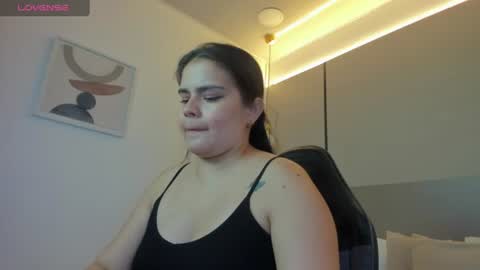 Alyda Jaramillo online show from June 15, 3:23 pm