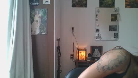Snapshot of babydemon6 chatting on December 24, 6:28 pm babydemon6 online show from December 24, 6:28 pm