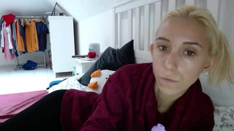 Snapshot of barelylegalblondy chatting on October 18, 12:08 pm Lena online show from October 18, 12:08 pm