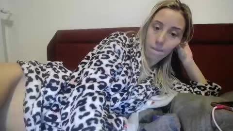 Snapshot of barelylegalblondy chatting on February 25, 7:49 pm Lena online show from February 25, 7:49 pm