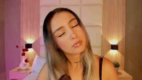 Bella cam online show from June 26, 7:15 pm