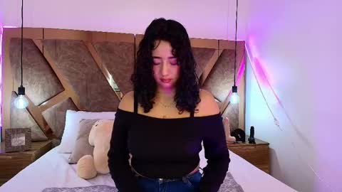 Bella Swwan  online show from May 5, 2:09 pm
