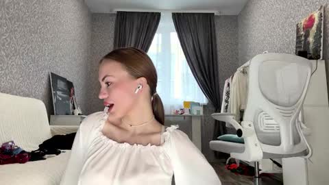 Snapshot of berry_buns chatting on October 19, 5:42 am Sofia online show from October 19, 5:42 am