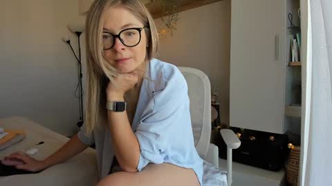 Snapshot of bestgirl_ofthe_neighborhood chatting on October 3, 7:13 am Vicky online show from October 3, 7:13 am