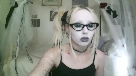 vampire fang  online show from February 20, 10:21 pm