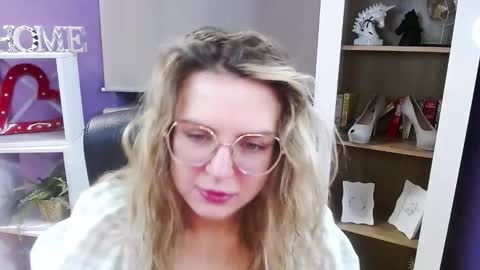 Z O E Y online show from January 6, 5:33 am