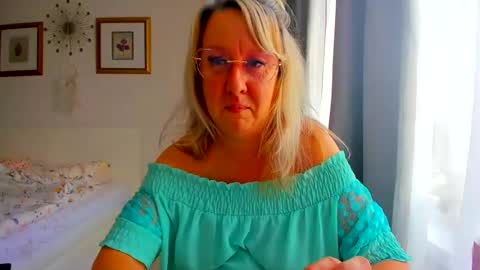Nicole online show from July 28, 3:21 pm