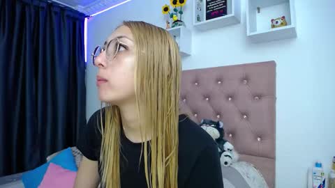 Soffy Brooks Independent model online show from October 6, 4:18 am