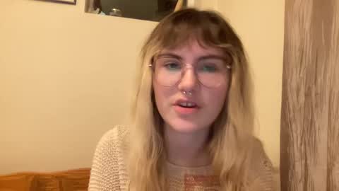 Snapshot of bushbabe3008 chatting on December 24, 3:27 am esme gray online show from December 24, 3:27 am