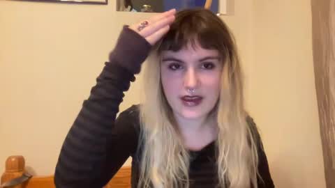 Snapshot of bushbabe3008 chatting on December 27, 1:00 am esme gray online show from December 27, 1:00 am