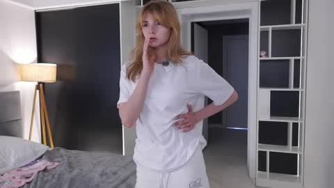 candicemedine online show from May 19, 1:56 am