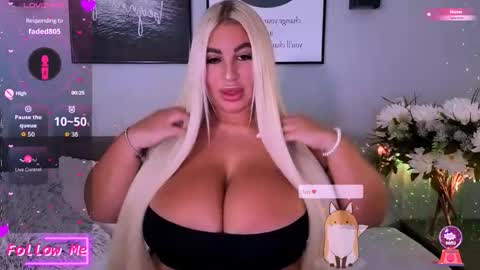 Snapshot of cara__harris chatting on October 13, 10:18 am . . online show from October 13, 10:18 am