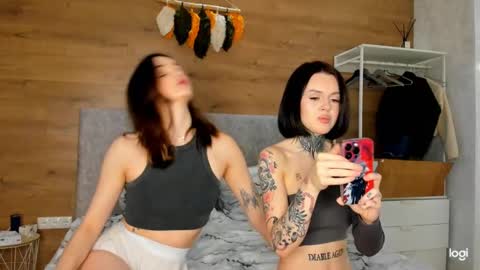 caressyourself online show from January 30, 8:32 am