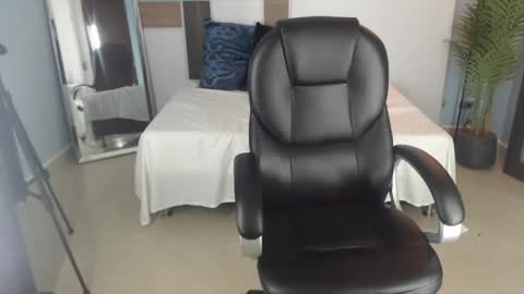 caroline_blair1 online show from April 29, 5:30 pm