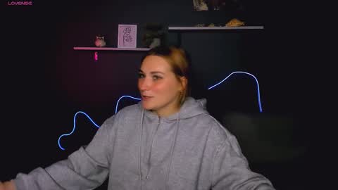 Snapshot of casey_meow_ chatting on October 16, 5:10 am casey_meow_ online show from October 16, 5:10 am