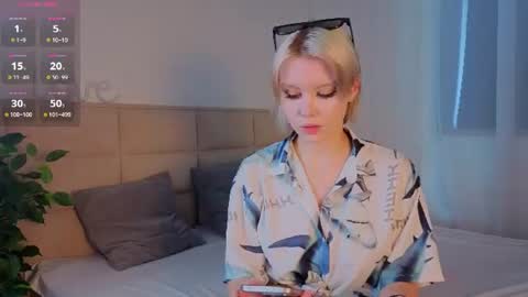 Mia online show from August 5, 11:05 am