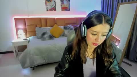 catti_brie_ online show from June 23, 11:30 am