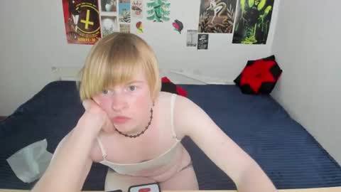cattie_w_ online show from June 17, 1:18 am