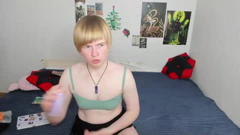 cattie_w_ online show from May 1, 1:20 am