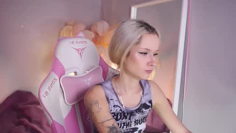 Snapshot of celeste_eyes0n chatting on October 19, 9:17 pm Celeste online show from October 19, 9:17 pm